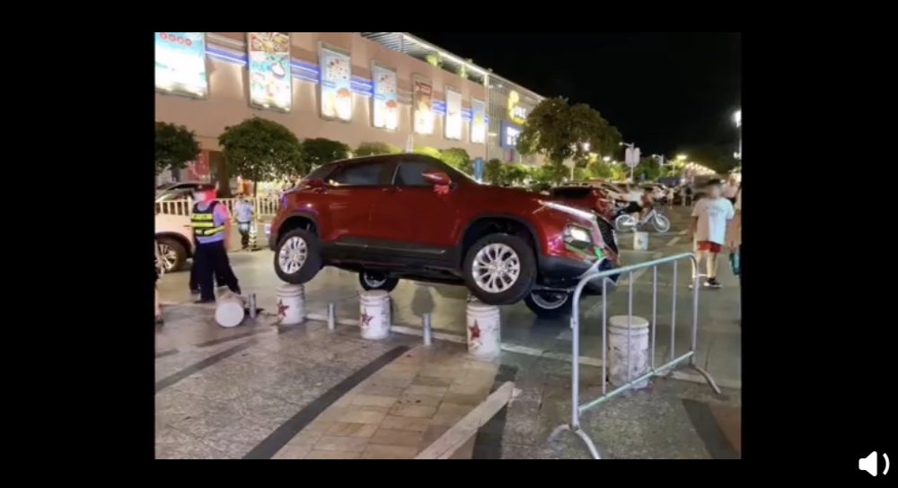 汽车开上水泥墩上演蹦蹦车，网友直呼高手