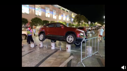 汽车开上水泥墩上演蹦蹦车，网友直呼高手