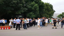 工厂停产售后瘫痪，百余家经销商维权，众泰君马汽车扛不住了？