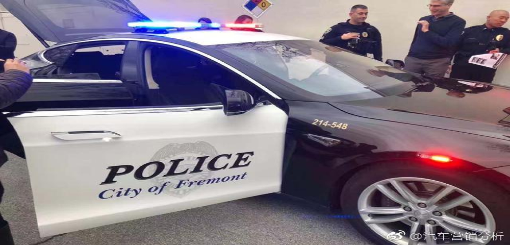 笑哭！美国警方的特斯拉警车，在追捕重犯车辆途中没电了