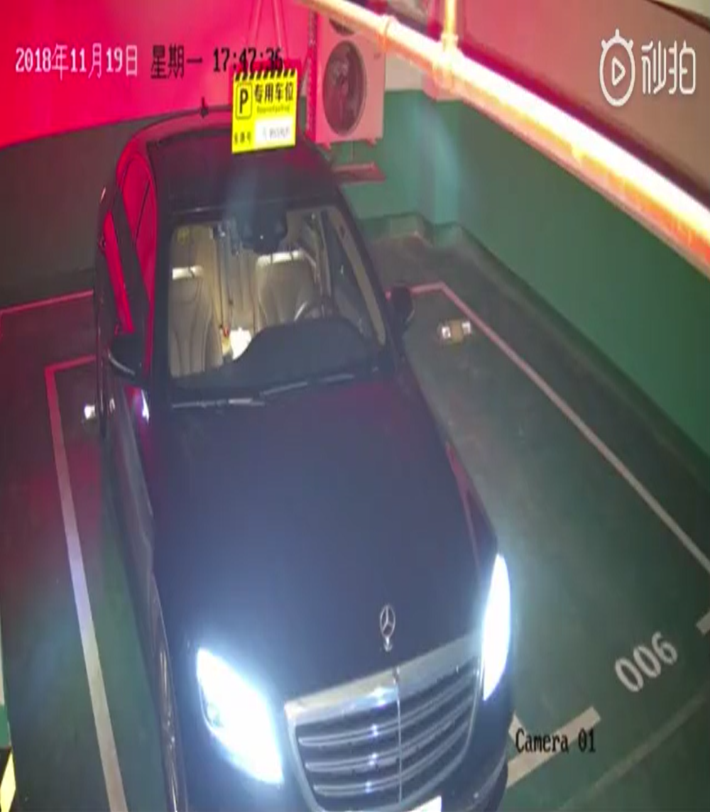 奔驰车再现“灵异事件”，监控实拍尾门天窗无故开启