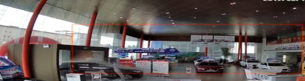 顾客试驾却油门当刹车，现代4S店大门被撞毁