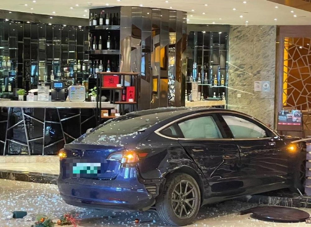 突发意外！杭州一特斯拉加速冲入酒店，车子是新买的