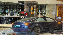 突发意外！杭州一特斯拉加速冲入酒店，车子是新买的