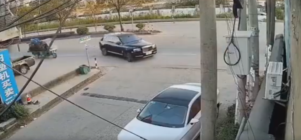 浙江余姚三轮车撞上700多万元劳斯莱斯，交警：需更多证据才能定责