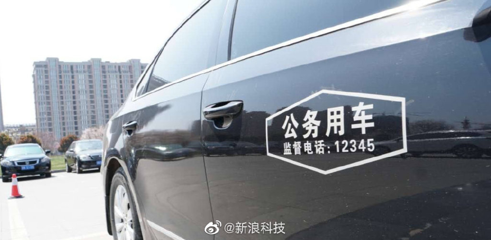 扬州特斯拉车主贴公务用车字样被罚，民警对车主进行批评教育