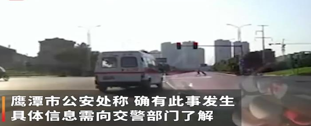 江西鹰潭一救护车闯红灯撞三轮车致1死，当时正运送病人