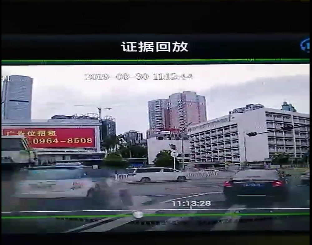 深圳一辆比亚迪电动出租车突然撞向行人，司机涉嫌疲劳驾驶