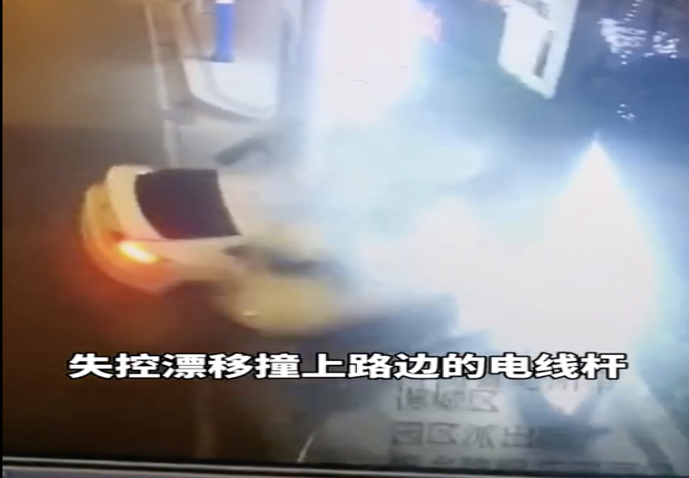 大众轿车失控漂移撞上电线杆，车体被拦腰斩断画面恐怖