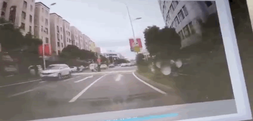 特斯拉连撞多辆车！警方通报