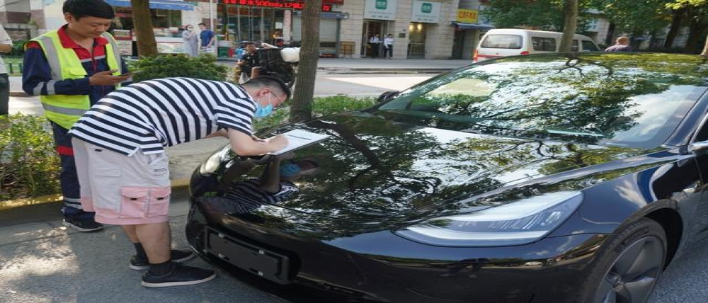 拼多多团购特斯拉车主顺利提车，享受拼多多2万元补贴