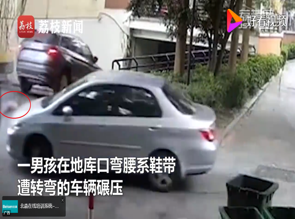 男童车库口弯腰遭碾压，直接导致男童死亡