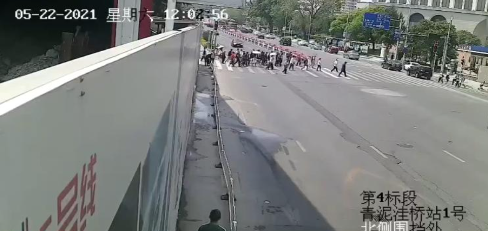 突发！大连街头一宝马冲撞路人致多人死亡