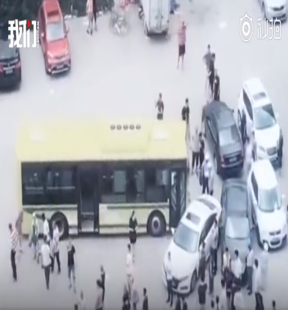 突发！哈尔滨公交车失控，所幸车上并无乘客，被撞车辆也没人