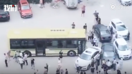 突发！哈尔滨公交车失控，所幸车上并无乘客，被撞车辆也没人