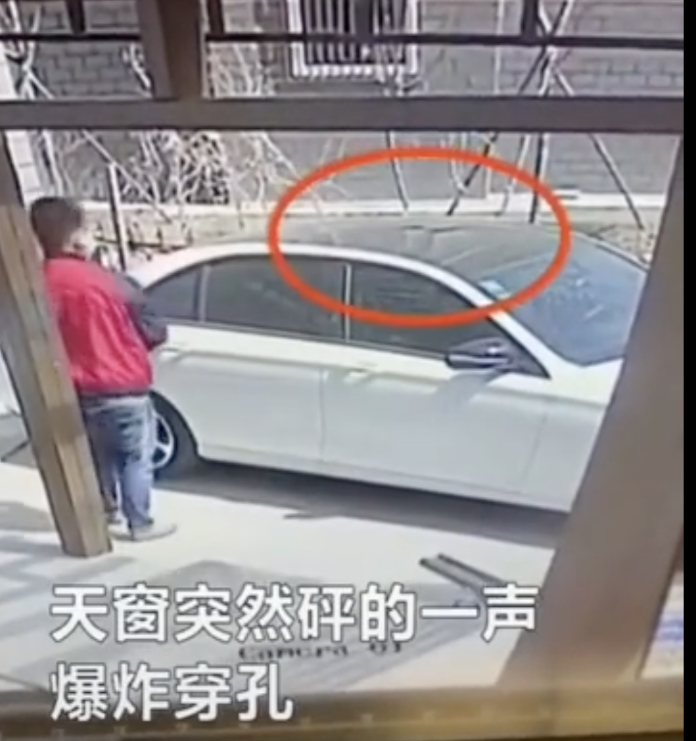 奔驰天窗“说爆就爆”，网友：关门的力度不对