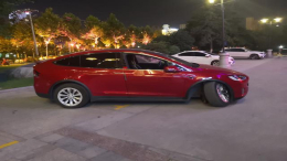 百万特斯拉倒车“断轴”，车主被吓坏要求退车