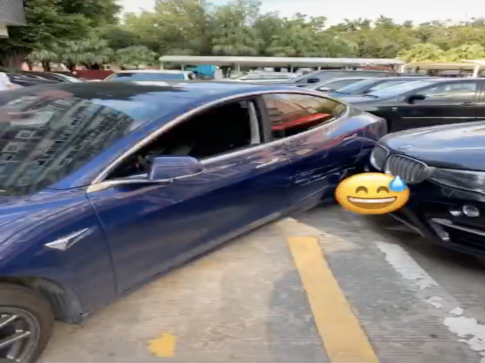 特斯拉Model 3智能出库失败，双方剐蹭严重