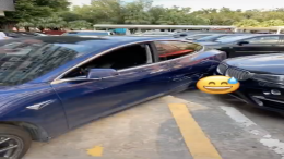 特斯拉Model 3智能出库失败，双方剐蹭严重