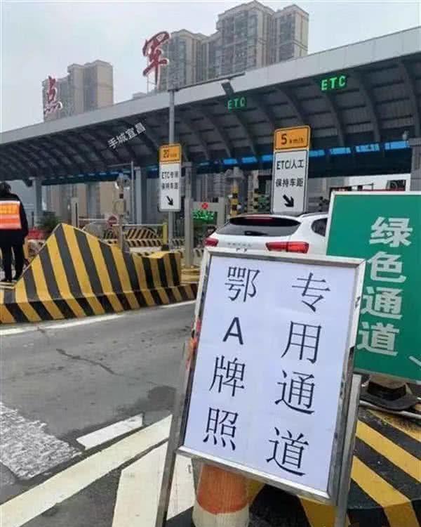 鄂A牌照总被“关照”，逼得车主在车尾贴标语，网友：求生欲太强