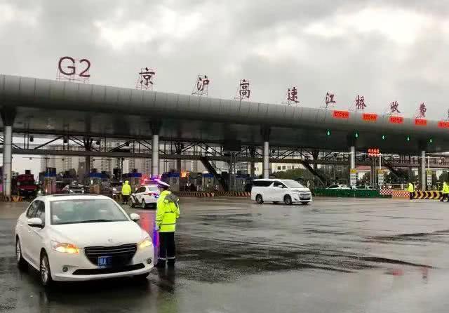 鄂A牌照总被“关照”，逼得车主在车尾贴标语，网友：求生欲太强